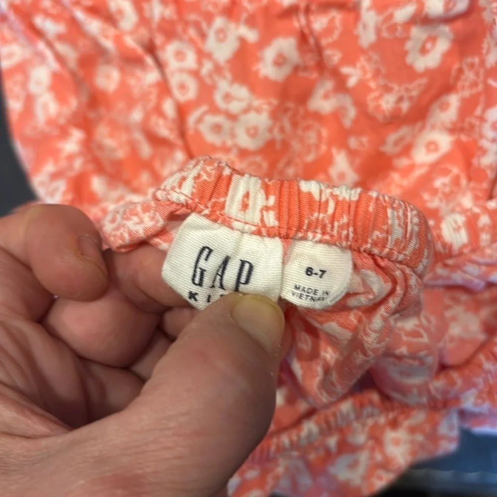 PRE OWNED GAP KIDS GIRL'S 6-7 SHORTALL ROMPERS CHAMBRAY & ORANGE FLORAL POCKETS